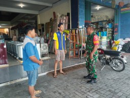 Pentingnya Kepedualian Warga Menjaga Keamanan Lingkungan Babinsa Ramil 20 Ngluyu Aktif Bersosialisasi