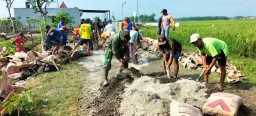 Babinsa Koramil 0810/01 Nganjuk Bantu Warga Cor Jalan Penghubung Kel. Werungotok