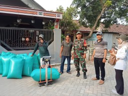 Babinsa Koramil 0810/15 Rejoso Bersama PPL Pastikan Gabah Petani Terserap Bulog