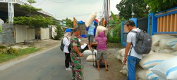 Bersinergi Babinsa Bersama PPL Lec. Sukomoro Dampingi Petani Menjual Gabah Ke Bulog