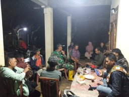 Babinsa dan warga siaga 24 jam Pasca Terjadi Longsor di Ngetos Nganjuk 