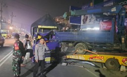 Ngantuk, Moncong Truk Hancur Usai Hantam Truk Parkir, Diketahui Sopir Tak Ber-SIM