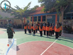 BABINSA KORAMIL 0810/06 KERTOSONO DATANGI SEKOLAH BERIKAN MATERI PBB BAGI SISWA.
