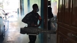 Babinsa Koramil 0810/04 Berbek Dampingi Dinas Kesehatan Foging Sarang Nyamuk Di Wilayah