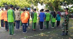 Anggota Babinsa Koramil 0810/06 Kertosono Latih PBB kepada siswa SMK 1 Muhammadiyah Kertosono