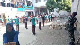Jaga Kebugaran Tubuh Babinsa Bersama Para Siswa MTs Miftahul Ula Laksanakan Senam