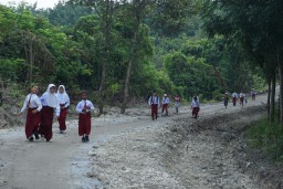 Pengecoran Jalan Selesai , Anak-Anak Riang Gembira Berangkat Sekolah