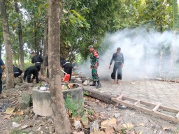 Menjelang 1 Muharram 2025 Babinsa Koramil 0810/15 Rejoso Laksanakan Kerja Bakti di Padepokan PSHT ARGO PUDAK Ranting Rejoso