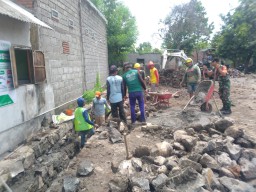 Gotong Royong |  Babinsa Pembuatan Saluran Air Cegah Banjir