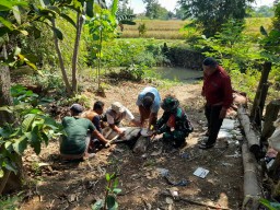 Babinsa Koramil Ngetos Kodim 0810 Nganjuk melaksanakan pemantauan dan pendampingan pemotongan Hewan Qurban