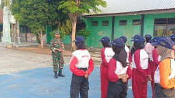 Tumbuhkan Jiwa Patriotisme, Babinsa Koramil 0810/03 Loceret Berikan Wasbang Di SMPN 1 Loceret