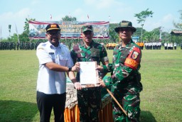 Dandim Dan Bupati Nganjuk Serah Terima Naskah Hasil TMMD 124 Kodim NganjukTahun 2025