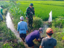 Penuhi Kebutuhan Air Petani, Babinsa Koramil 0810/15 Rejoso Bersama Warga Bersihkan Saluran Irigasi di Wilayah Binaan
