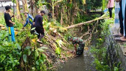 Babinsa bersama Warga Binaan Melaksanakan Kerja Bhakti Pembersihan Saluran air dari tanaman yang merambat.