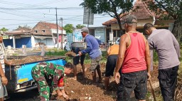 Babinsa Bersama Warga Gotong Royong Bersihkan Lingkungan