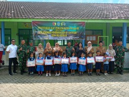 Satgas TMMD 124 Kodim Nganjuk Tebar Semangat Belajar, Bagikan Alat Tulis Siswa TK Dan SD Ngluyu