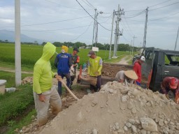 BABINSA BERSAMA MASYARAKAT MELAKSANAKAN KARYA BAKTI UNTUK PERBAIKAN JALAN