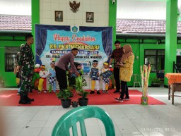 Babinsa Kel. Kauman Koramil 0810/01 memberikan motifasi dan semangat kepada anak anak TK dan PAUD kel.Kauman
