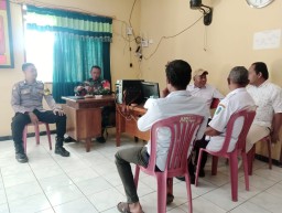 Anggota Koramil 0810/18 Ngetos melaksanakan Komsos dengan Bhabinkamtibmas dan perangkat