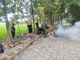 Sambut Bulan Suro Babinsa Persama PSHT gelar Kerja Bhakti pembersihan Lingkungan Sekiatr Padepokan