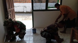 Koramil 0810/06 Kertosono Bantu Renovasi Rumah Warga Kurang Mampur yang hidup sebatangkara