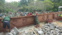 Babinsa Selalu Ada bersama Warga Desa Binaannya untuk membantu Pembangunan Pagar Makam Umum