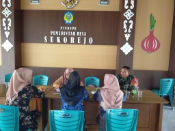 Jalin Interaksi Positif, Babinsa Koramil 0810/15 Rejoso Komsos dengan Ibu-Ibu PKK di Desa Binaan