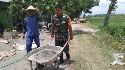 Jalin Hubungan kerja yang Baik, Babinsa membantu pembuatan talut Dengan masyarakat desa Binaan