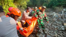 Babinsa Koramil 0810/15 Rejoso Bantu Evakuasi Jenazah Korban Tenggelam di Sungai Widas Desa Gempol