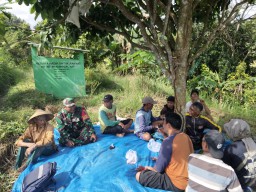 Babinsa Koramil 0810/18 Ngetos Jalin Komsos dengan Kelompok Tani di Lahan Ketahanan Pangan.