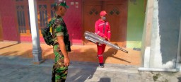 Babinsa koramil 0810/20 Ngluyu melaksanakan pendampingan kegiatan Fogging