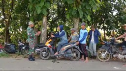 Melalui Komsos, Babinsa Koramil 0810/03 Loceret Berikan Motivasi Kepada Petani Padi