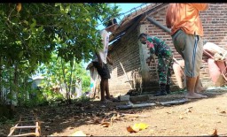 Babinsa Kodim Nganjuk  Bantu Warganya Desa Binaan yang kurang mampu 