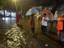 Langganan Banjir, Pasar Wage Nganjuk Terendam Lagi Saat Hujan Deras, Bupati Langsung Turun