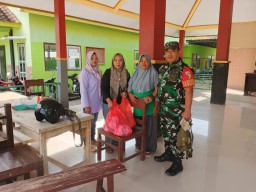 Babinsa Mendampingi serta Memantau Distribusi MBG untuk para Bumil  Lansia di Desa Balongpacul 