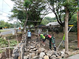 Babinsa Bantu Garap Pembangunan Talud Penahan Tanah