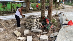 Pembuatan Prasasti TMMD ke-124 Kodim Nganjuk di Desa Sumbermiri, Penanda Rampungnya Program Pembangunan