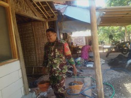Babinsa Mojo Dhuwur Bantu Warga Bangun Rumah, Wujud Kepedulian TNI Terhadap Rakyat