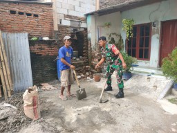 Babinsa Turun Tangan BAntu Warga Kurang Mampu
