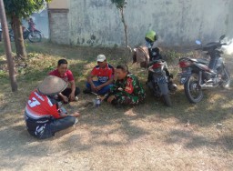 Babinsa Koramil 0810/08 Baron melaksanakan komsos bersama warga binaannya.