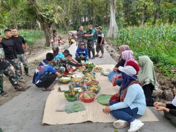 Warga Desa Gelar Syukuran Atas Selesainya Pembangunan Jalan  TMMD 124 Kodim Nganjuk