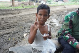 Anak – Anak Ikut Senang Melihat Jalan Buatan Satgas TMMD 124 Kodim Nganjuk Sudah jadi