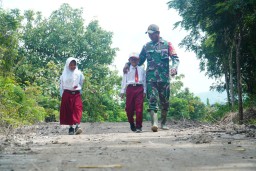 Jalan Baru, Membuka Harapan Baru, Keceriaan Anak Anak Sekolah Bersama Babinsa