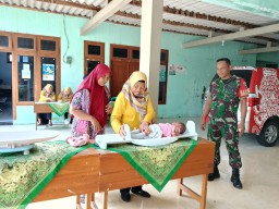 Peduli Perkembangan Dan Kesehatan Balita Dari Stanting Babinsa Koramil Bagor Dampingi Bidan Desa Laksanakan Kegiatan Posyandu