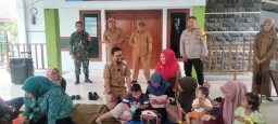 Babinsa Koramil 0810/15 Rejoso Dampingi Nakes dalam Kegiatan Posyandu Balita dan Ibu Hamil di Wilayah Binaan