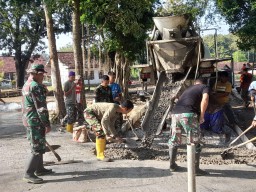 Jalan Cor Beton Selesai 100 Persen Satgas TMMD 124 Kodim Nganjuk Bekerja Tak Kenal Waktu.