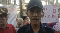 Tower 70 Meter Dianggap Rapuh dan Berbahaya, Warga Sentono Kembali Demo! Kompensasi Mangkrak Sejak 2009!