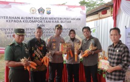 Polres Blitar Serahkan Benih Jagung dan Alsintan, Wujud Sinergi dalam Panen Raya Jagung Serentak