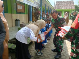 TMMD ke 124 Kodim 0810 Nganjuk || Danramil Jatikalen Serahkan Bantuan Berupa Alat Tulis