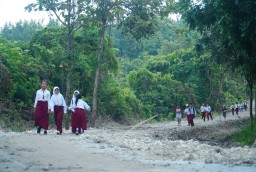 Senangnya Anak-anak Pergi Sekolah Lewati Jalan Baru Hasil TMMD Kodim Nganjuk